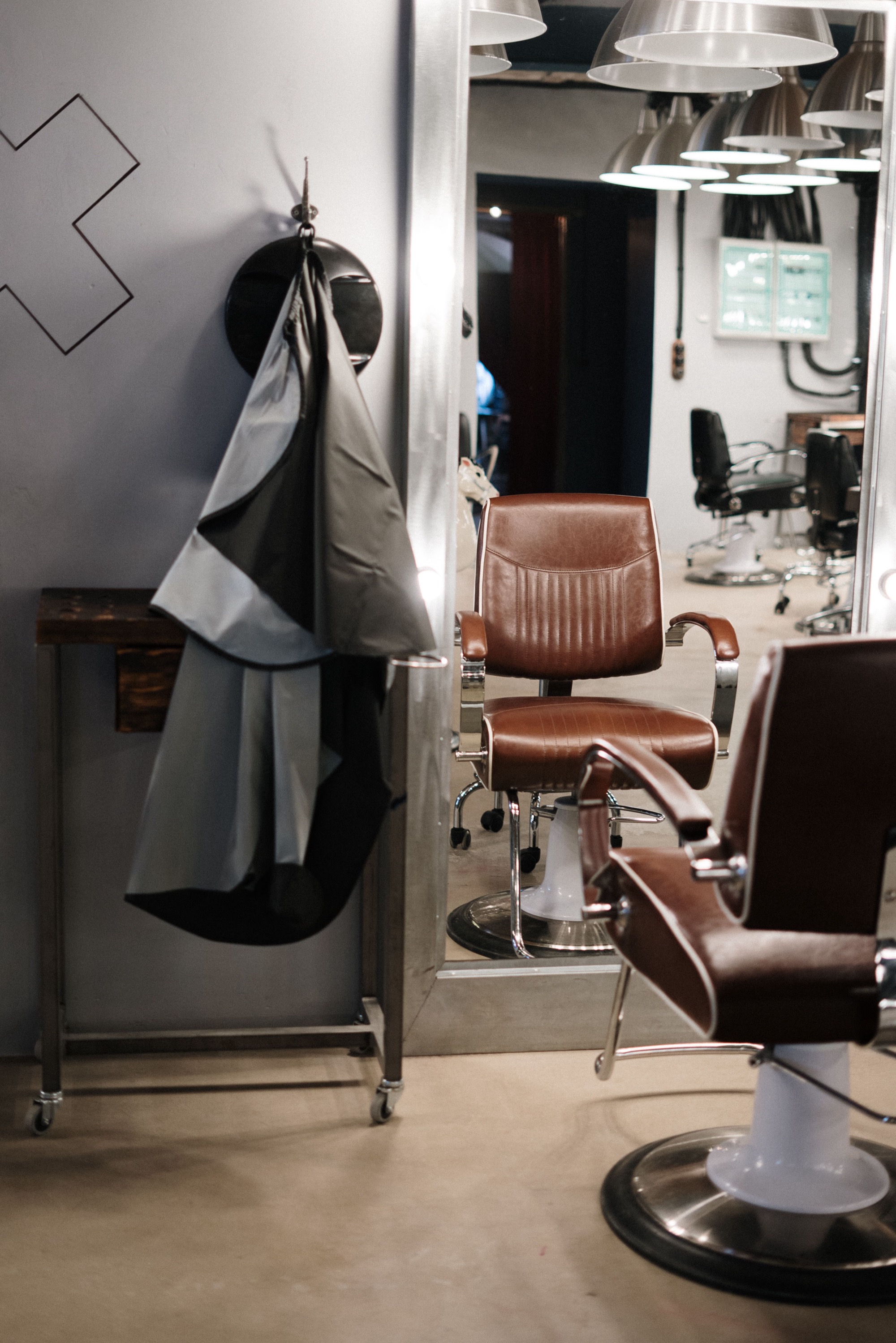 Bediensessel aus braunem Leder im Salon