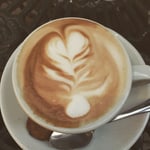 Tasse Cappuccino mit Milchschaummuster, von oben