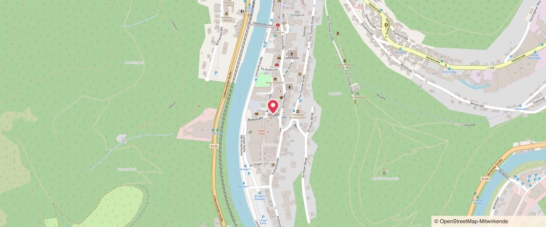 Ausschnitt des Stadtplans von Altena. Eine Nadel markiert das Eiscafé San Remo in der Marktstraße, westlich davon die Lenne und die Bahnlinie.